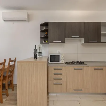 Cozy In With Kitchen Apartment *