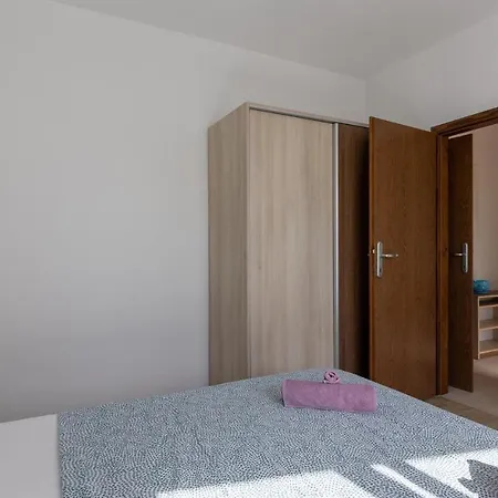 2 Bedroom Cozy In 奈维斯